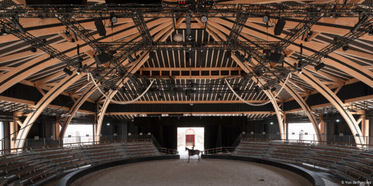 Haras charpente en bois lamellé certifié Acerbois